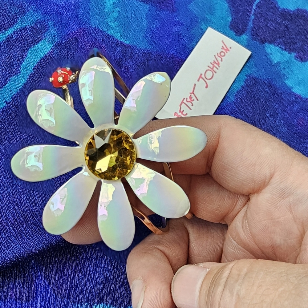 BETSEY JOHNSON  Flower bracelet